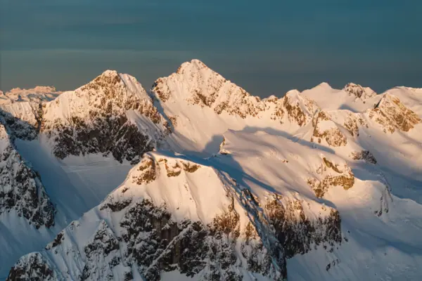 Cime innevate sotto un cielo azzurro