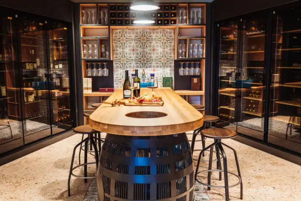 Un tavolo con bottiglie di vino sopra.