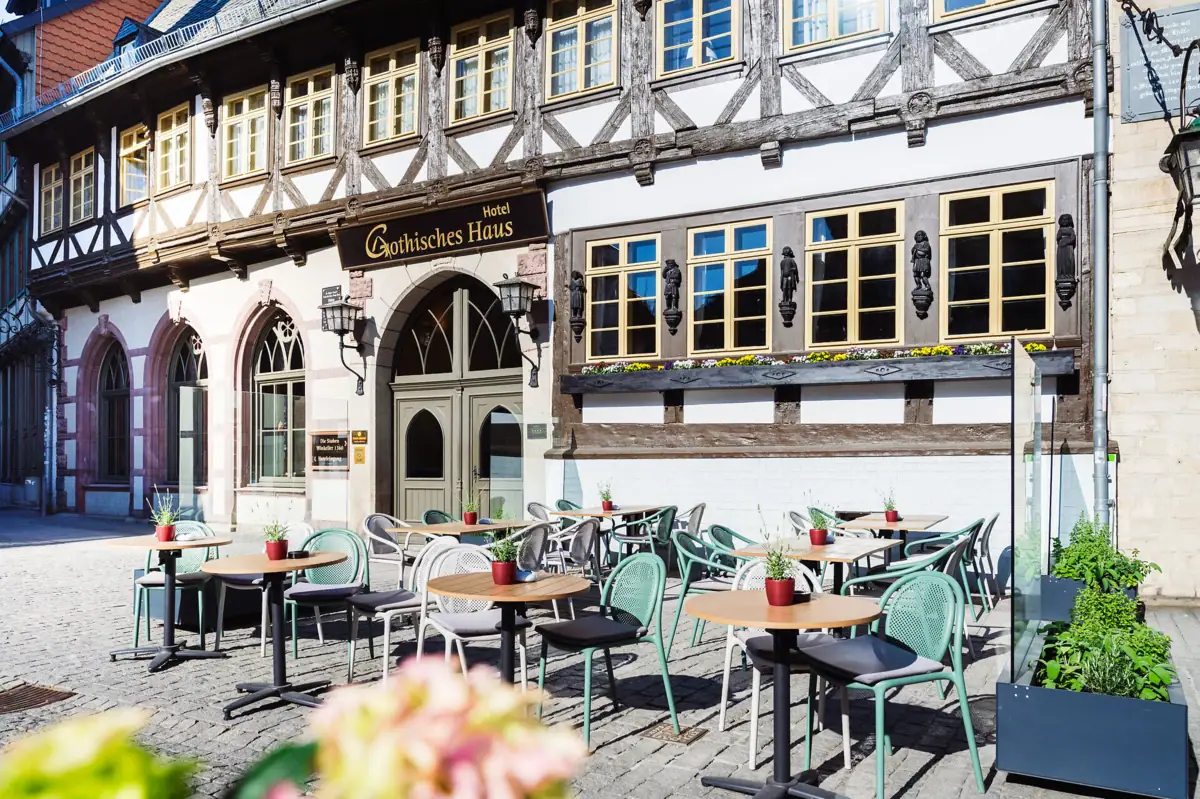 L'A-ROSA Hotel Wernigerode con tavoli e sedie all'aperto.