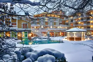 Un edificio con una piscina immersa nella neve.