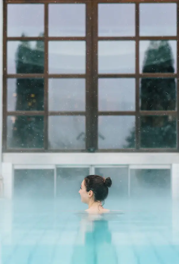 Donna che nuota in una piscina al chiuso.