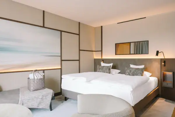 Una stanza con un letto e una sedia.