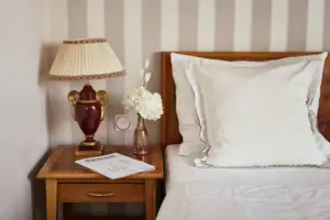 Una lampada sul comodino accanto al letto.