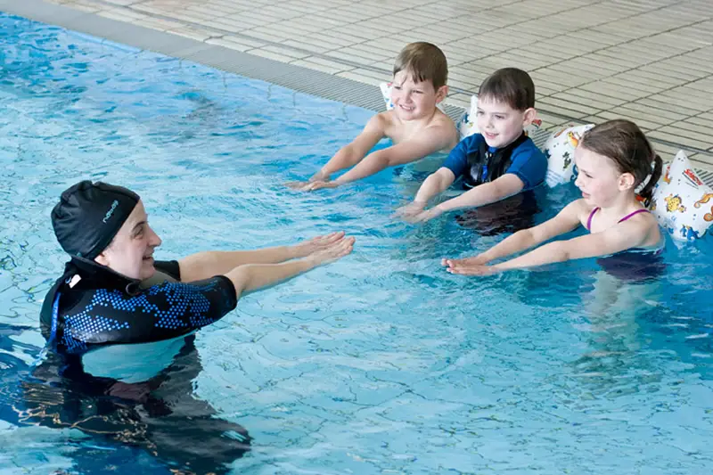 Un gruppo di bambini in piscina.