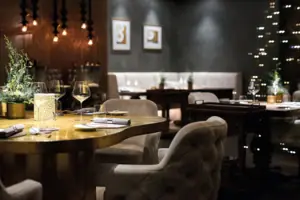 Un ristorante con tavoli e sedie.