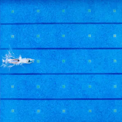 Eine Person schwimmt in einem Pool.