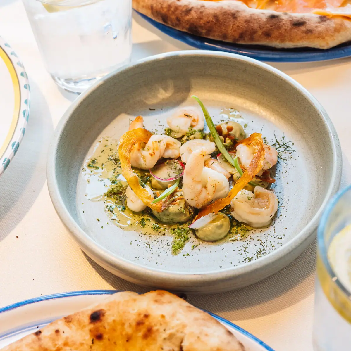 Un piatto di cibo su un tavolo.