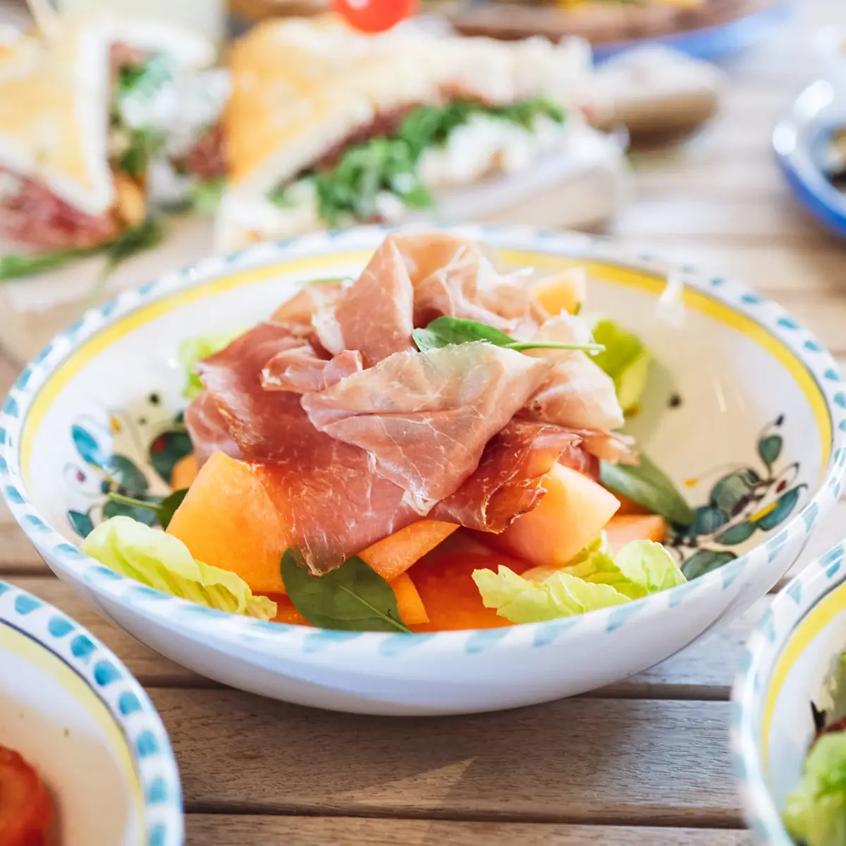 Antipasti Ciotola di cibo su un tavolo con decorazione gastronomica.