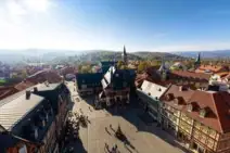 Vista della città con edifici e alberi.
