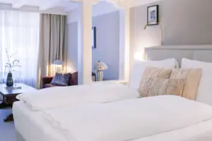 Letto con cuscini e biancheria da letto in una camera arredata con stile.