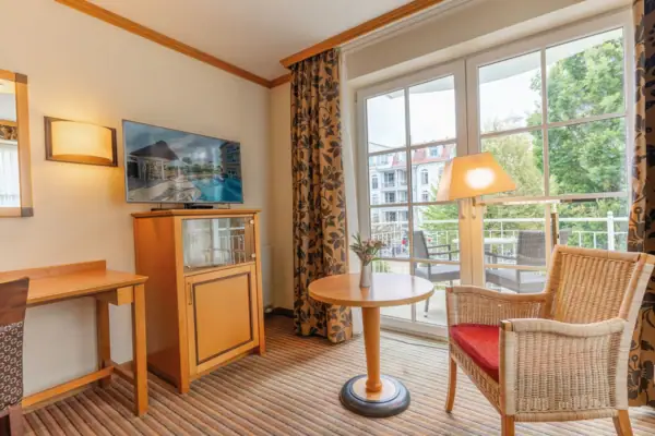 Ein Raum mit einem Fernseher und einem Tisch.