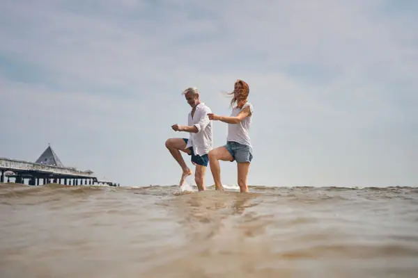 Ein Mann und eine Frau stehen im Wasser.