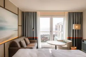 Camera d'albergo con letto e divano.