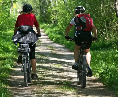 Una coppia in bicicletta su un sentiero.