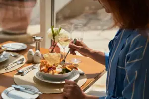 Una donna sta mangiando una ciotola di cibo.