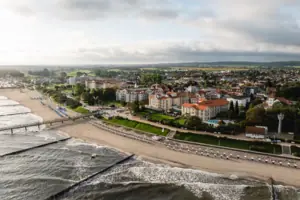 Strand mit Gebäuden und Wasser aus der Vogelperspektive.