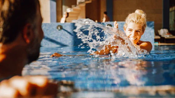 Donna che nuota in una piscina interna.