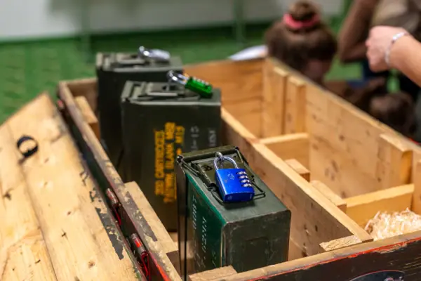 Un gruppo di scatole metalliche verdi con serratura.