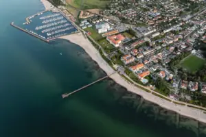 Vista a volo d'uccello della città accanto a uno specchio d'acqua