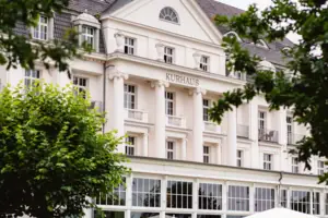 Edificio bianco con alberi sullo sfondo