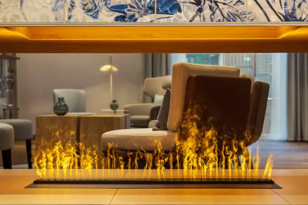 Il fuoco arde nel camino.