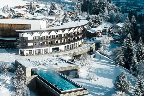 Piscina all'aperto Edificio con piscina innevato