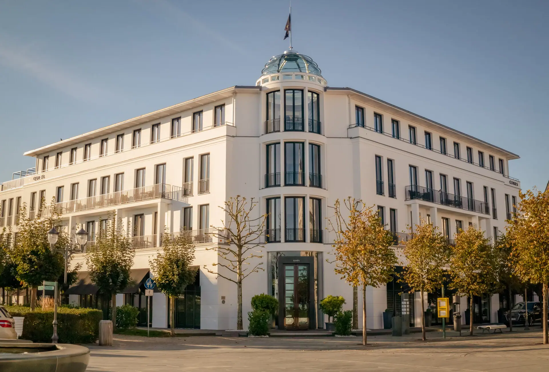 A-ROSA Ceres al mare Un edificio con alberi e una bandiera sul tetto.