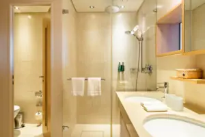 Bagno con doccia e lavabo