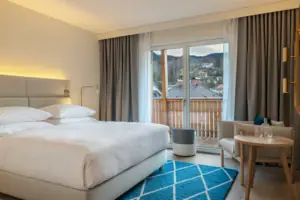 zona notte Camera d'albergo con letto e sedia