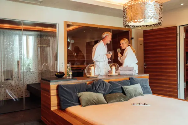 Due persone in una suite SPA privata presso l’A-ROSA Ifen Hotel Kleinwalsertal.