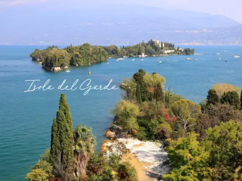 Gruppo di isole circondate dall'acqua con alberi e un cielo limpido.