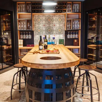 Tavolo con bottiglie di vino sopra.