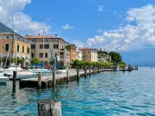 Un corpo d'acqua con edifici e barche.