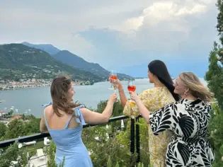 Accogliente area lounge con divani, tavoli e sedie.