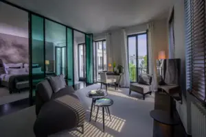 Una stanza con un divano e un tavolo.