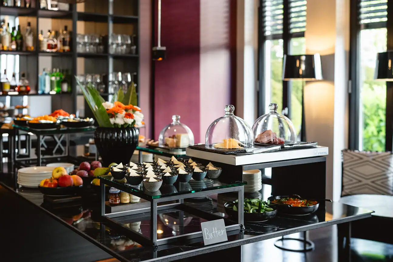 Buffettisch mit Speisen und Getränken