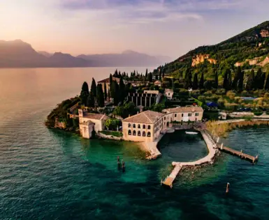 Un edificio su una piccola isola nell'acqua.