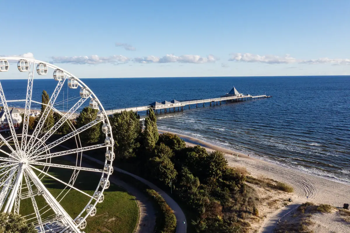 Ruota panoramica vicino a uno specchio d'acqua