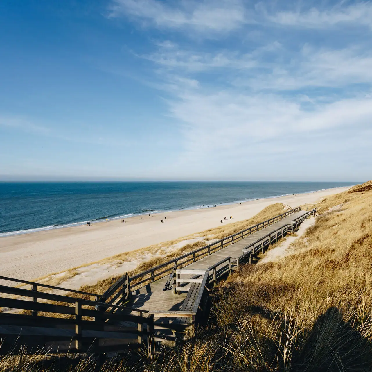 Una passerella di legno conduce a una spiaggia sull'isola di Sylt.
