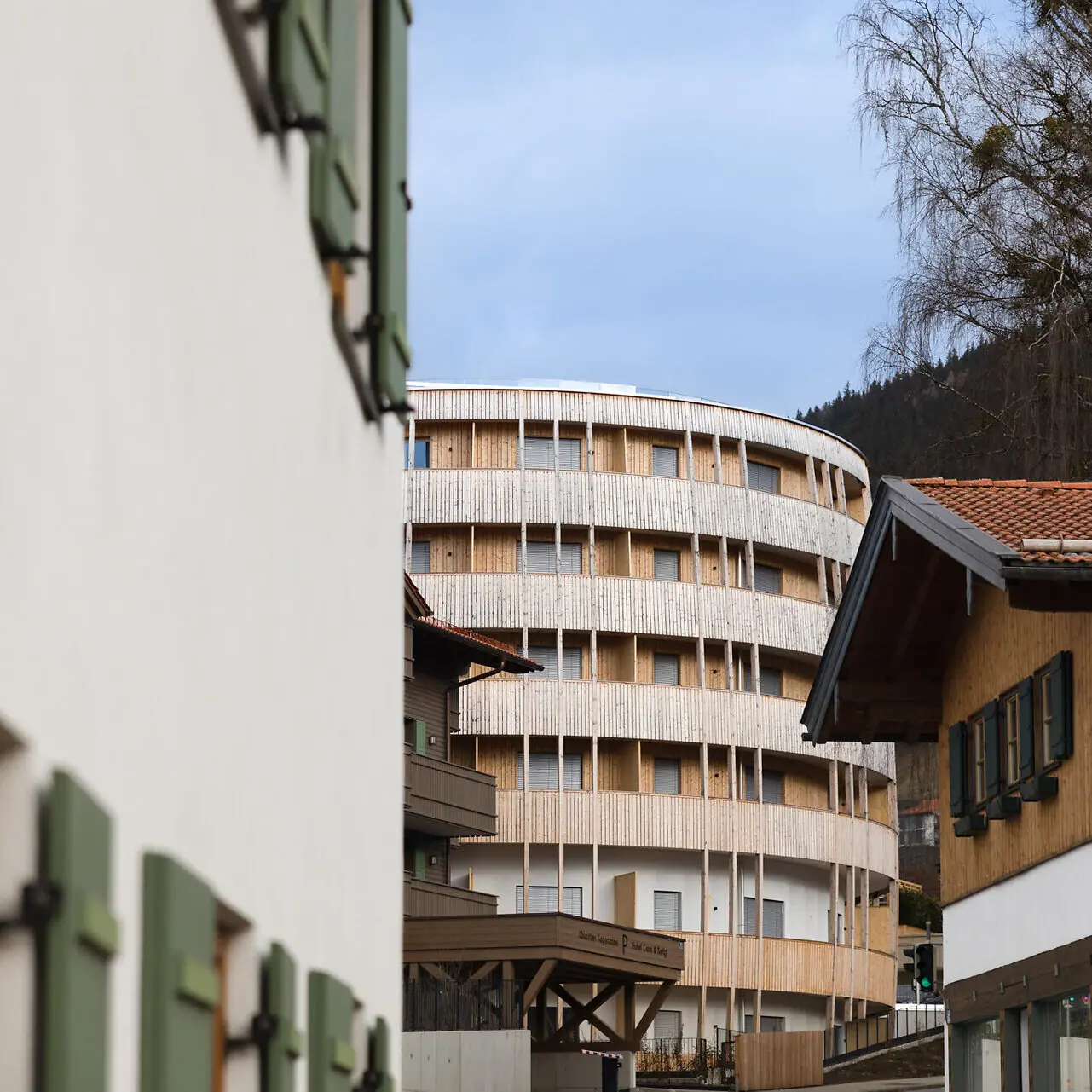 Un edificio con molti balconi.