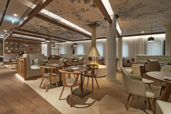 Il ristorante Freyheit dell'A-ROSA Tegernsee con i tavoli apparecchiati.