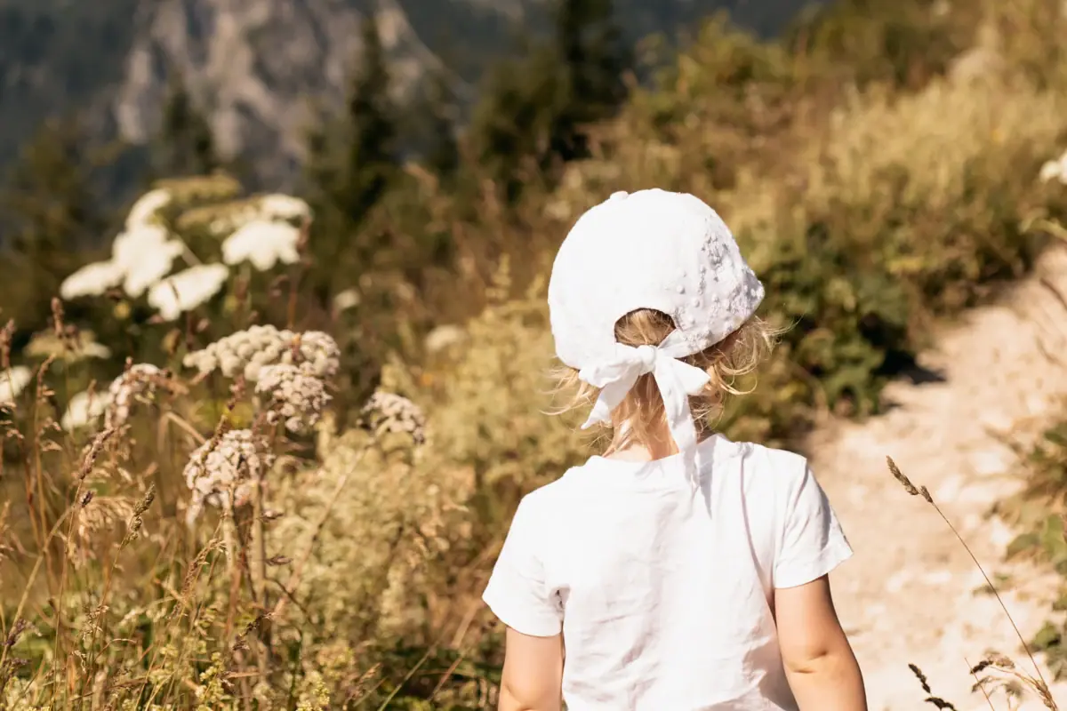 Un bambino guarda le montagne.