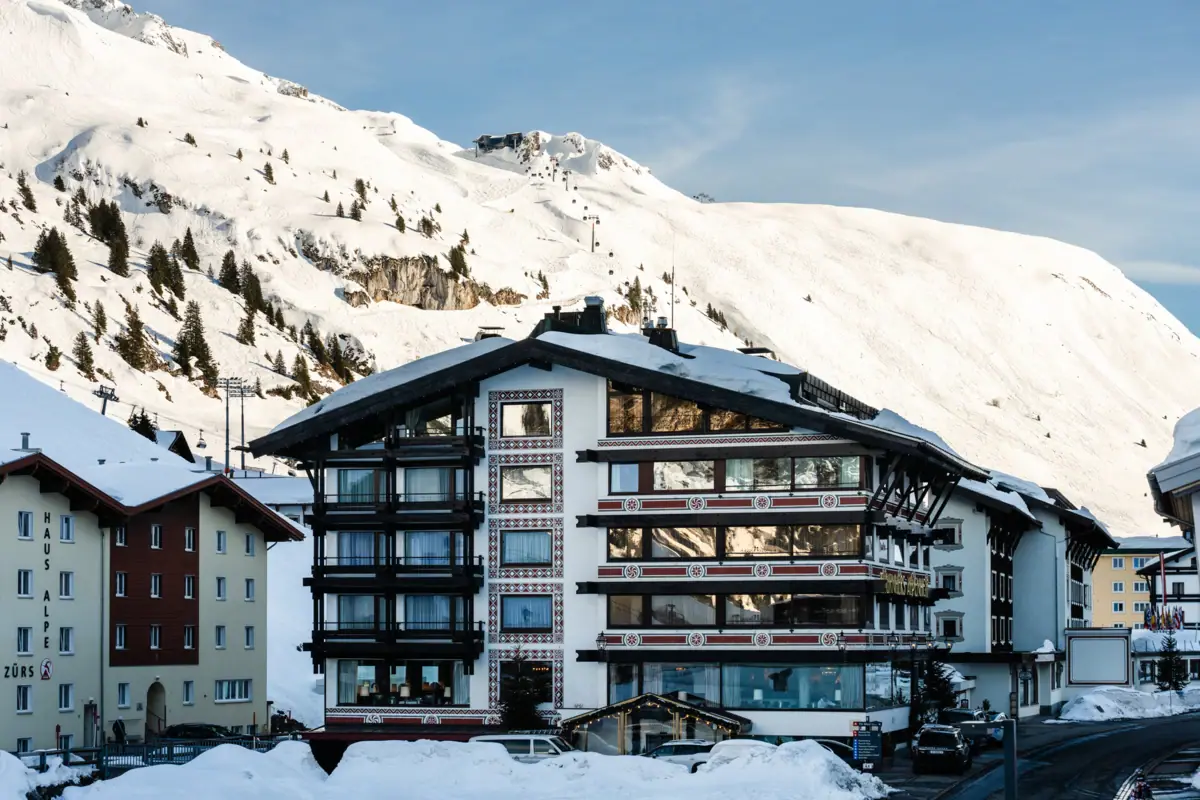 Un edificio con della neve sul lato.