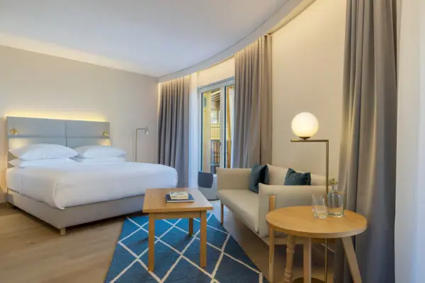 Una moderna camera d'albergo all'A-ROSA Tegernsee
